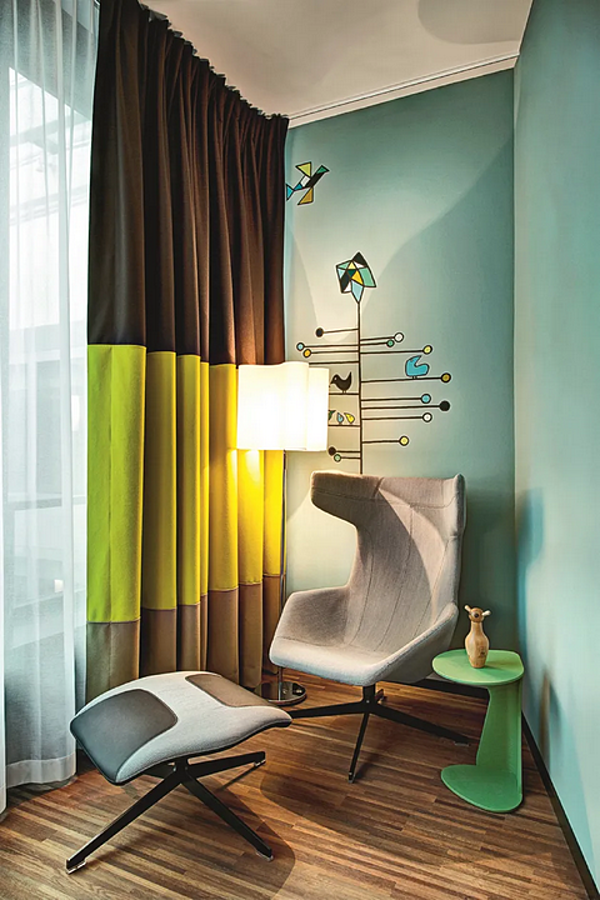 Кожанный пуф с вращающейся основой на четырех спицах MOROSO Take a Line for a Walk 0V7 фабрика Moroso из Италии. Фото №4