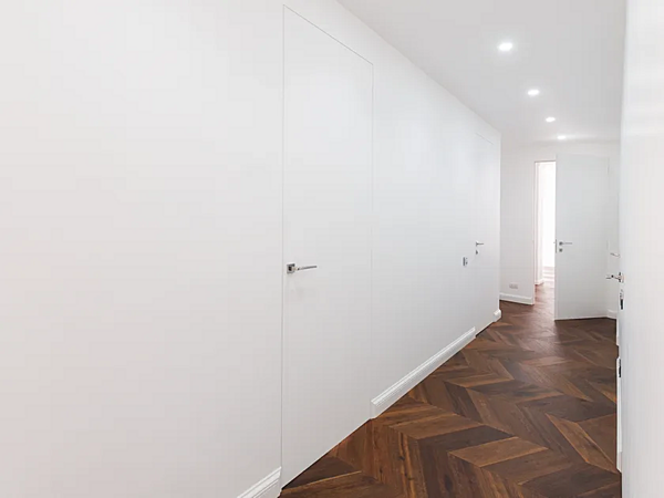 Дверь с фрезеровкой из белого материала BARAUSSE Secret фабрика BARAUSSE из Италии. Фото №1