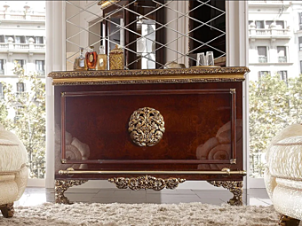Барный шкаф из дерева A.R. Arredamenti Grand Royal 1450 Барный шкаф из дерева A.R. Arredamenti Grand Royal 1450 фабрика A.R.ARREDAMENTI SRL из Италии