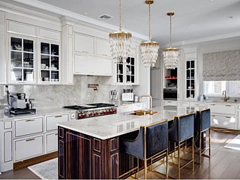 Кухня с островом из дерева Chicago North Shore Martini Interiors фабрика MARTINI INTERIORS из Италии