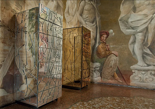 Стеклянный боковой шкаф с дверцами Эдра SCRIGNO фабрика EDRA из Италии. Фото №9