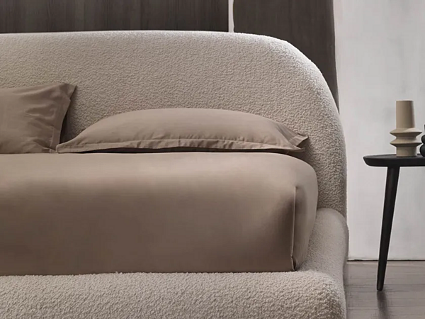 Двуспальная кровать с обитой спинкой из ткани Altrenotti Curvy фабрика Altrenotti из Италии. Фото №3