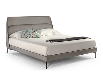 Кожаная двуспальная кровать с обитой спинкой POLTRONA FRAU Coupe de Luxe