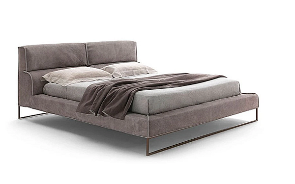 Двуспальная кровать с обитой спинкой из ткани Frigerio Cloud 14701 фабрика Frigerio из Италии. Фото №1