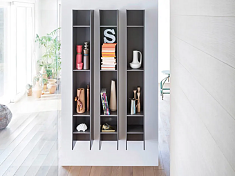 Вертикальный настенный шкаф из дерева с отделкой Бабочка NOVAMOBILI фабрика NOVAMOBILI из Италии