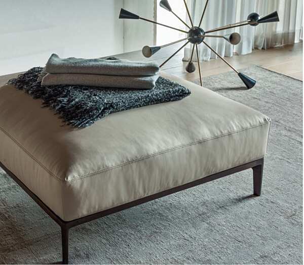 Пуф из массива дерева с мягкой обивкой ALIVAR Swing PSW100 фабрика ALIVAR из Италии. Фото №1