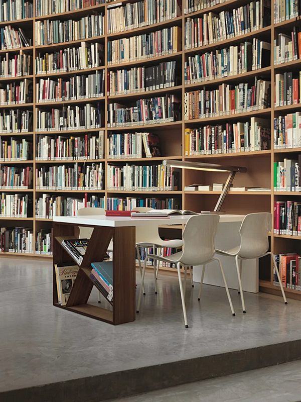 Письменный стол J из дерева CASAMANIA & HORM J-TABLE фабрика Casamania & HORM из Италии. Фото №3