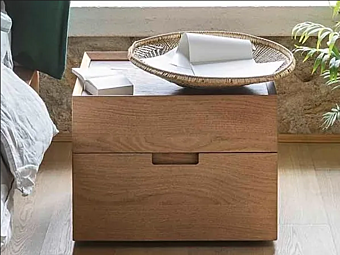 Прикроватная тумбочка с ящиками из дерева NOVAMOBILI Quarantacinque