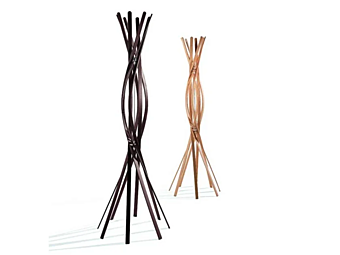 Деревянная вешалка для одежды из бука с закрученной формой CASAMANIA & HORM TWIST Деревянная вешалка для одежды из бука с закрученной формой CASAMANIA & HORM TWIST фабрика Casamania & HORM из Италии