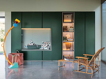 Секционный шкаф из дерева с раздвижными дверями NOVAMOBILI GOLA фабрика NOVAMOBILI из Италии