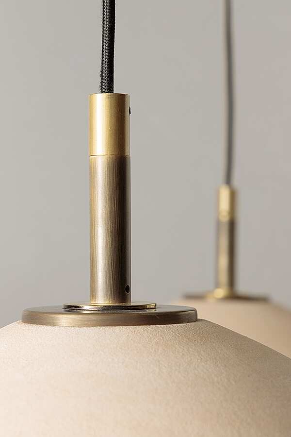 Подвеска из розовой земли, застекленная внутри белой эмалью, детали из полированной и натуральной латуни  SIGMA L2  7301/B фабрика SIGMA L2 из Италии. Фото №2