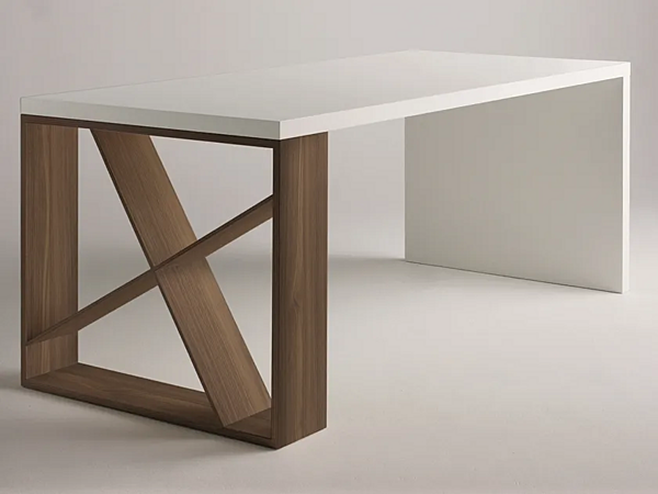 Письменный стол J из дерева CASAMANIA & HORM J-TABLE фабрика Casamania & HORM из Италии. Фото №1