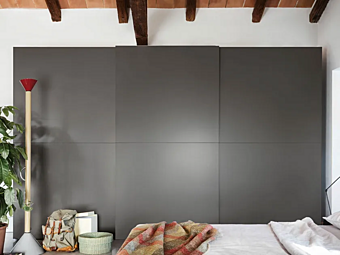 Шкаф с раздвижными дверями из древесных материалов NOVAMOBILI ALLISON фабрика NOVAMOBILI из Италии