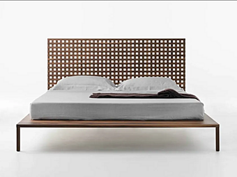 Двуспальная кровать из дерева с обитой спинкой Casamania & Horm Twine фабрика Casamania & HORM из Италии