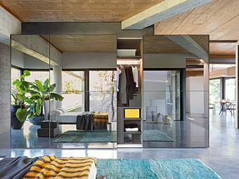 Зеркальный шкаф с раздвижными дверями из стекла NOVAMOBILI фабрика NOVAMOBILI из Италии